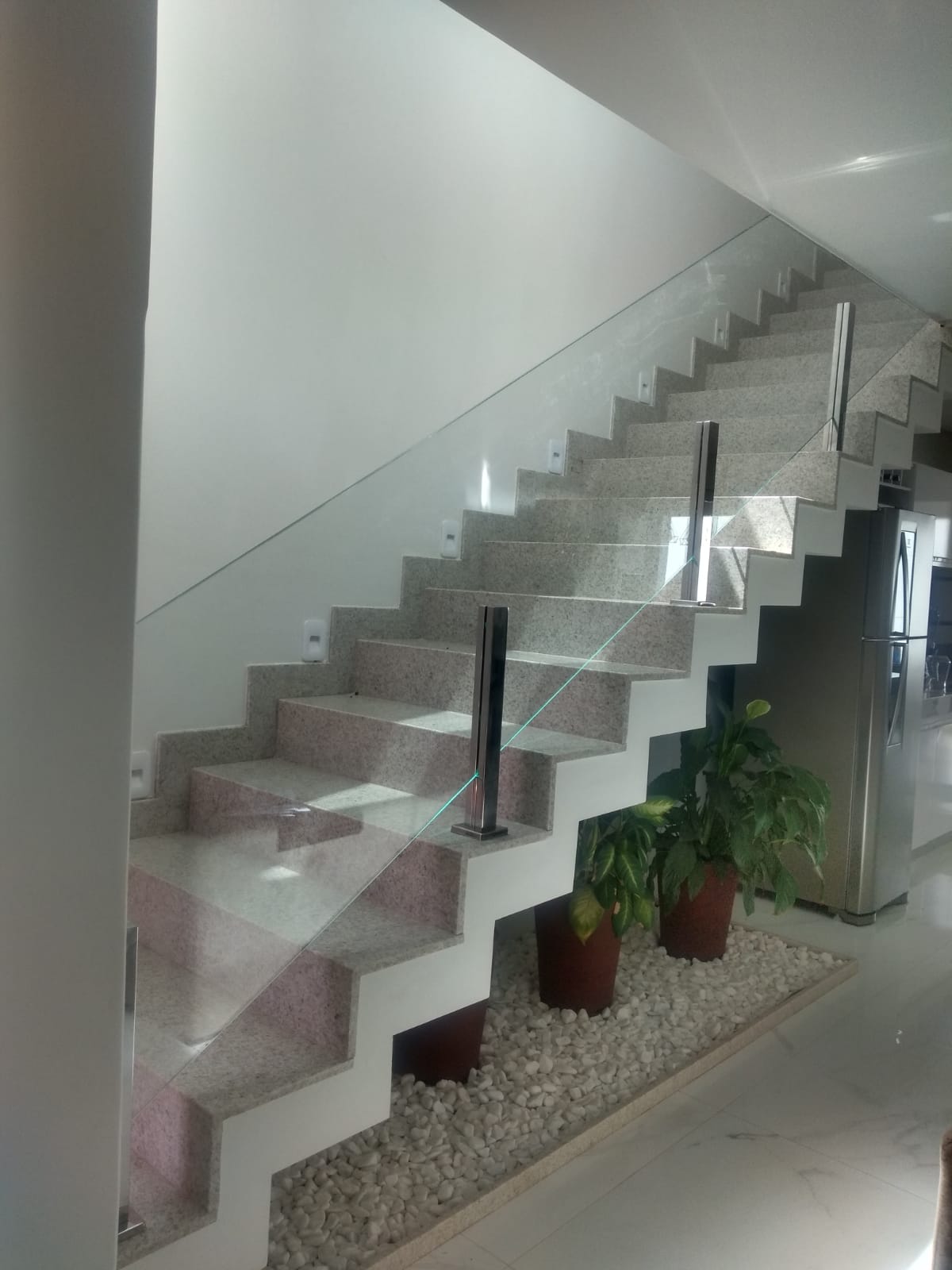 Guarda corpo escada, vidro incolor e torres em inox.jpeg